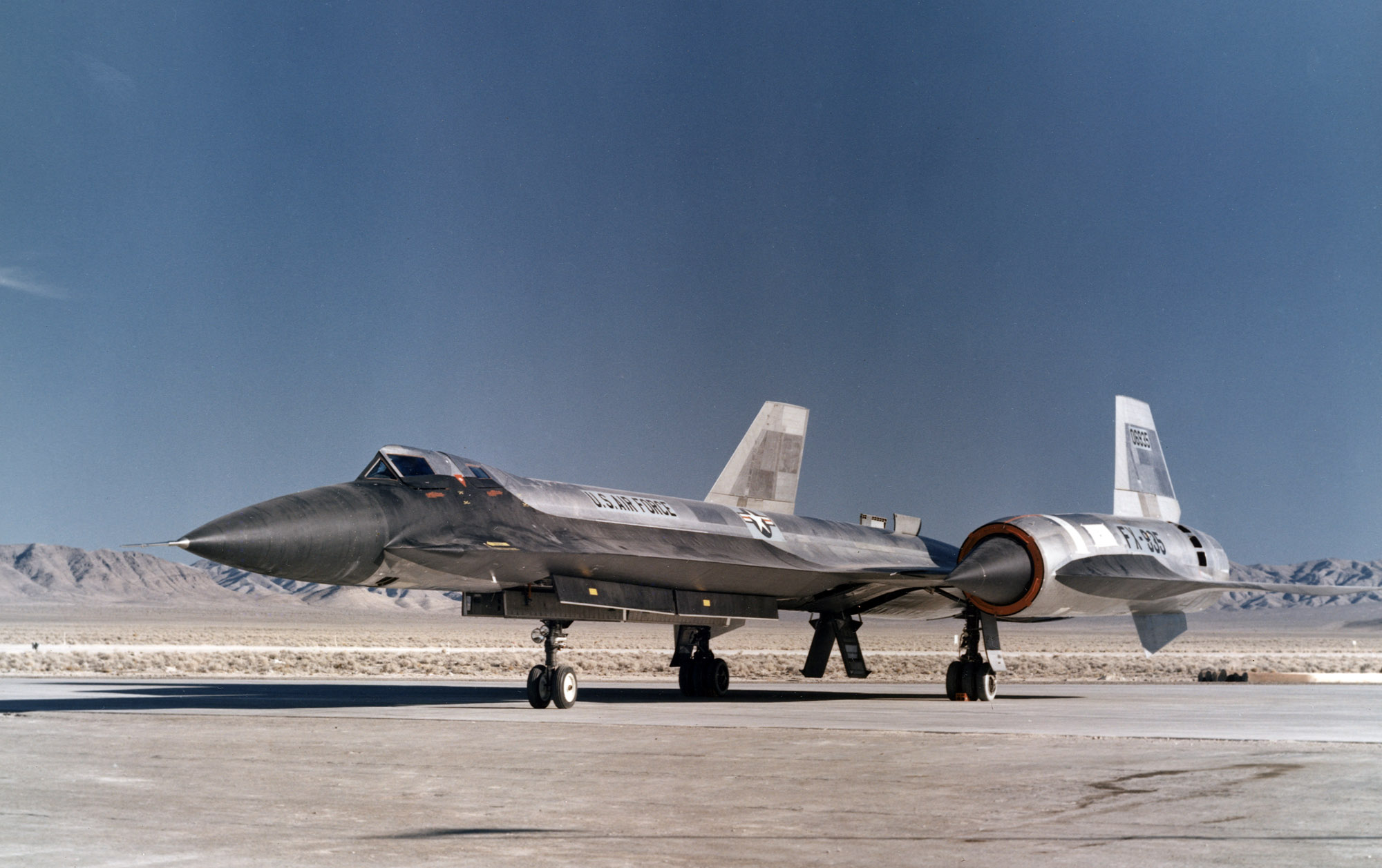 El segundo de los tres Lockheed YF-12A estacionados en la rampa después de una misión de prueba reciente.