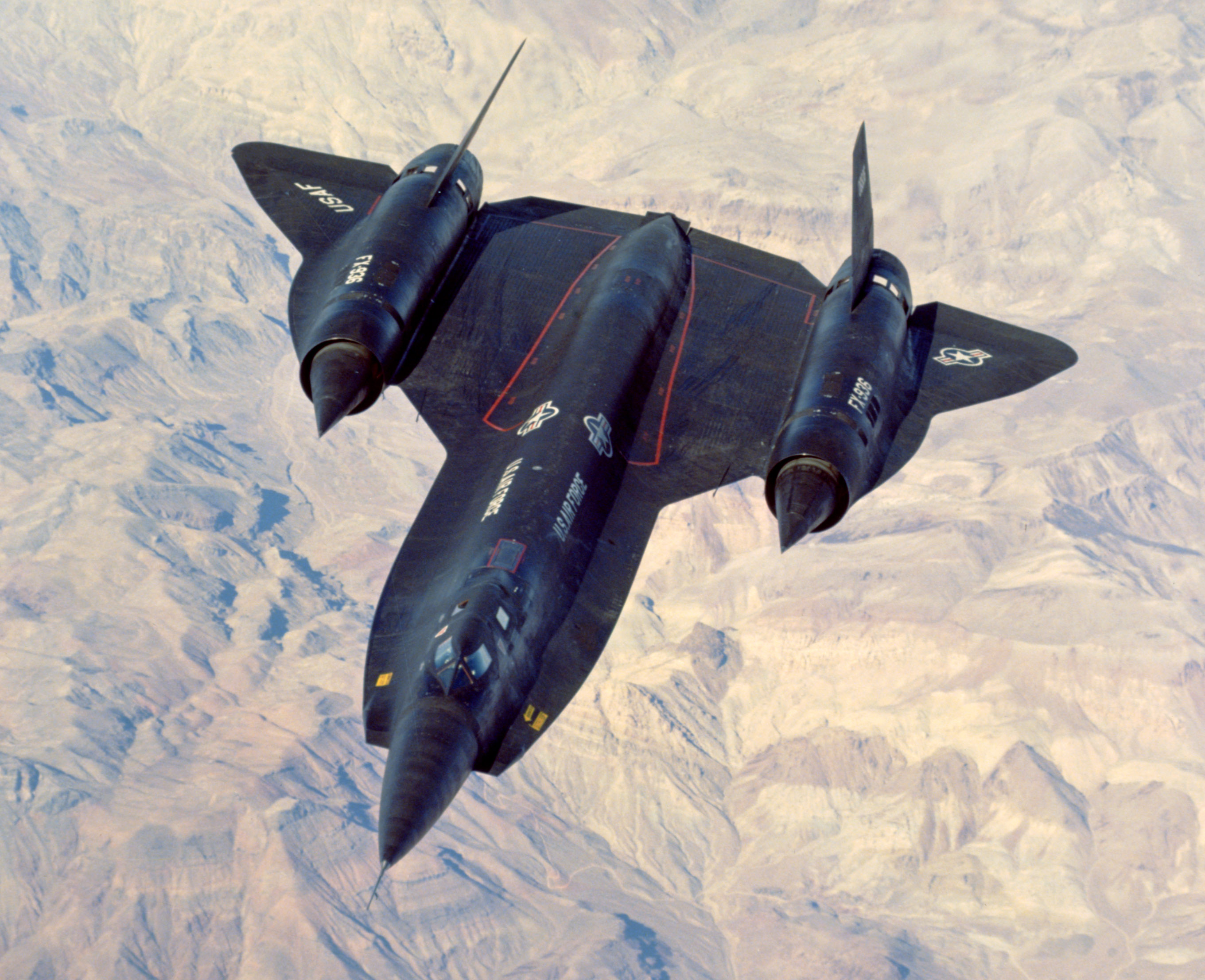 La modificación del morro y la cúpula se muestra bien en esta vista de un Lockheed YF-12A que se acerca al petrolero KC-135 en lo alto del desierto de Mojave.  (AFTC / HO) El Hughes ASG-18 era el sistema de radar de aviones más poderoso construido en ese momento y finalmente se utilizó una variante en el F-14 Tomcat como el sistema de misiles AWG-9 / Phoenix.  (AFTC / HO)