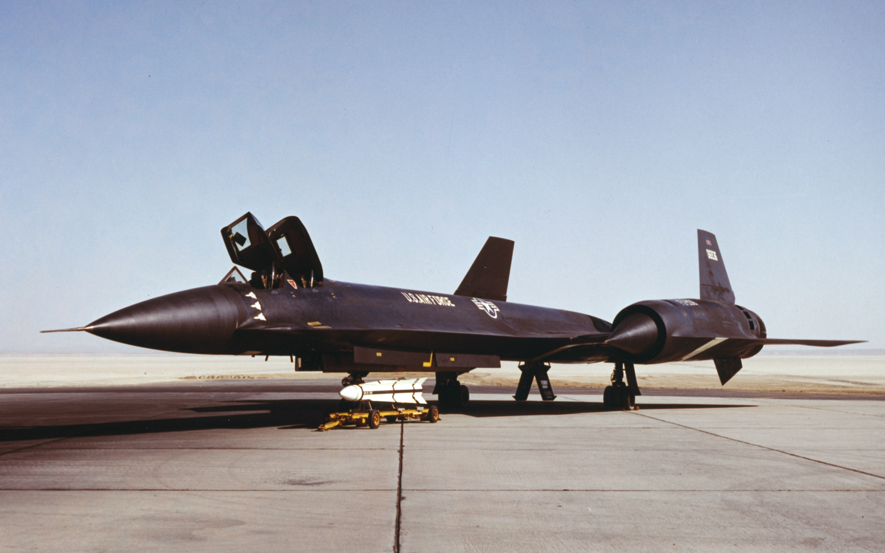 Un misil Hughes AIM-47 se encuentra junto al tercer Lockheed YF-12A Blackbird en Edwards AFB.  Las siluetas blancas en el fuselaje delantero denotan los récords de velocidad y altitud establecidos en mayo de 1965. (AFTC / HO foto)